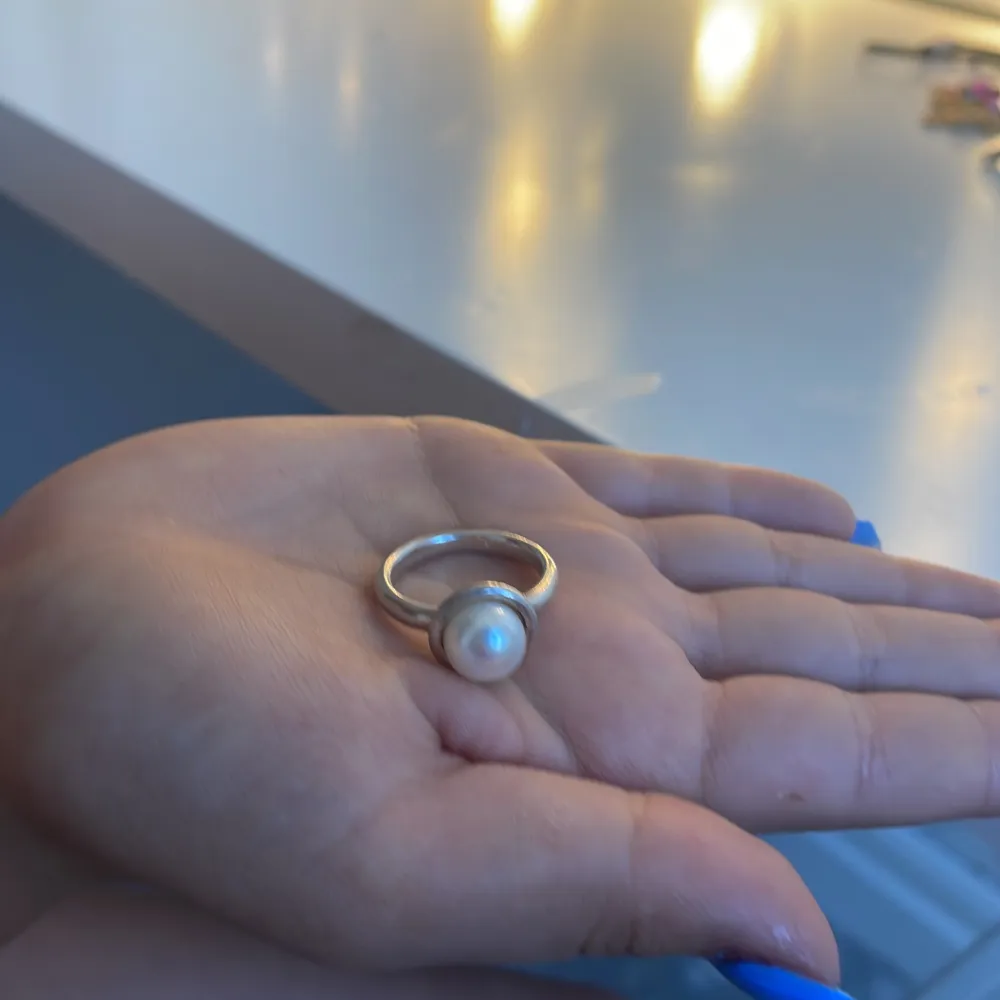 En fin stor ring med en pärla! Säljer den för att den kommer inte koma till användning!. Accessoarer.