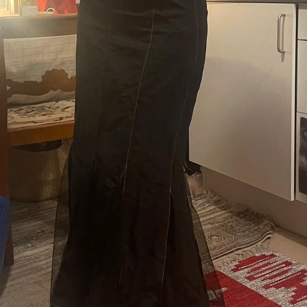 lång kjol som tyvärr är för stor för mig. står S men är nog egentligen en M.  verkligen cool med medhfetsljer i botten, mörkblå och svart ! 🐧🍰🎰🐥. Kjolar.
