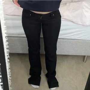 straight leg jeans💗💗 - Basic vanliga straight leg jeans!!💗 Köpte på en affär som heter fabriken!  Lånad bild!!!! Inte riktigt jeans material ( inte exakt de på bilden)🥰
