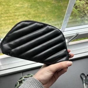 Clutch YSL - Superfin Clutch/kuvertväska/balsväska från YSL🩷köpt på Vestiaire och helt oanvänd, både av mig och tidigare ägare. Kan skicka fler bilder!