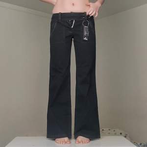 Vintage byxor från 2000-talet med lappen kvar! Tyvärr för små på mig se dem knäppta på bild 3. Midjemått: 83cm innerbenslängd: 82cm. Jag är 170cm. Klicka på köp nu 🥰