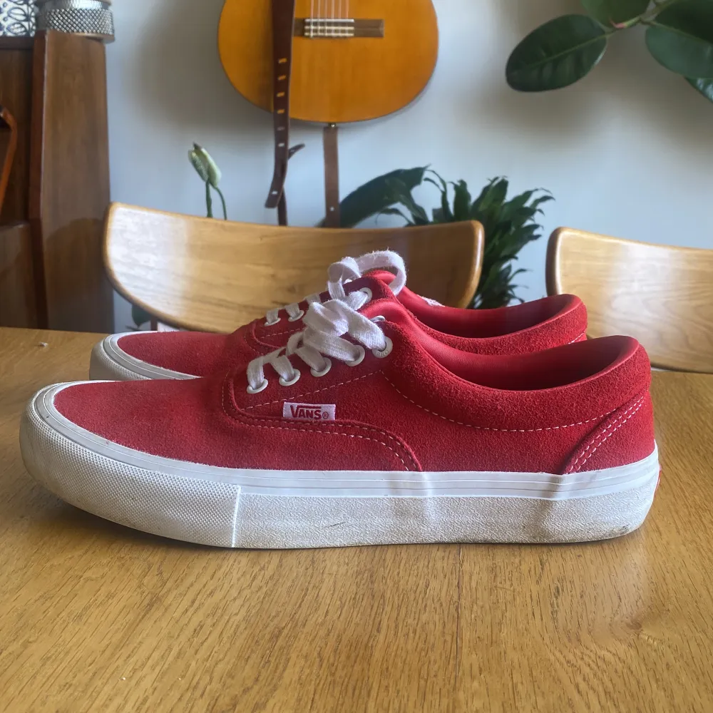 Vans Era Pro, röda. Sparsamt använda så fortfarande nyskick😍 Denna är Pro-modellen av Vans vilket betyder att sulan är tjockare så de är mer bekväma, gjorda för skateboarding👍. Skor.