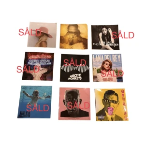 Album som posters/väggdekor 🎶😍 - Albumbilder & i extremt bra skick/upplösning: Atctic monkeys , Veronica Maggio etc. Storlek: 12,8cm • 12,8cm🤩skriv vid frågor!    Styckpris 10kr + 17kr frakt! Se andra annonser m fler album ! En extra gratis poster ingår🤩