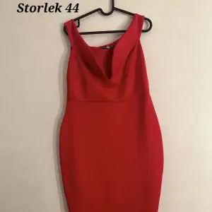 Säljer denna snygga klänning. Använd 1 gång. Framhäver verkligen ens former.
