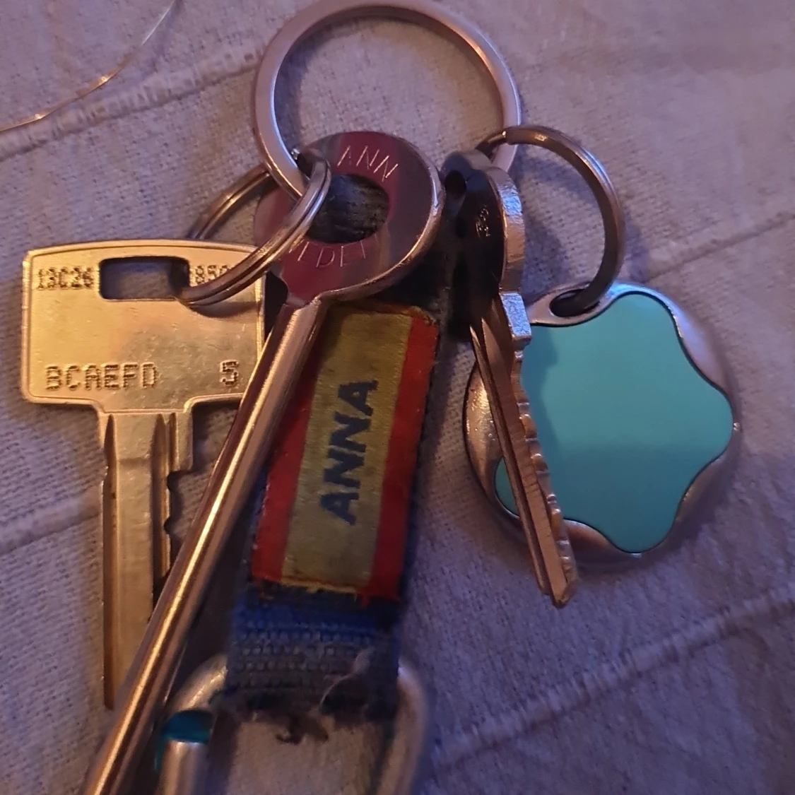 Köp nyckelringar där ni kan ha husnycklar eller cykelnyklar jätte bra material. Köp nu!!! - 90