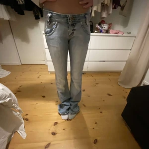 Lågmidjade jeans - Super snygga lågmidjade jeans från LEE! Storlek 26 (skulle säga 34) Högsta bud vinner, buda privat. 