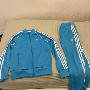 Adidas originals sst ljusblå full set (kofta och mjukis) - Ljusblå Full set båda mjukisarna och koftan i storlek Small (S), utmärkt skick bara använt max 5 gånger, rimligt pris och pris kan diskuteras. 