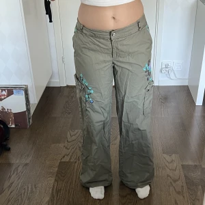 Gröna cargobyxor - Gröna cargobyxor med mönster både i fram och i bak från Red or Dead. Midjemått: 78 cm. Innerbenslängd: 77 cm. Hon på bilderna är 161 cm lång. Skriv privat för mer bilder! 350kr + frakt 💞 