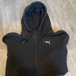 Svart puma tjocktröja  - Svart puma tjocktröja, andvända fåtal gånger.  Vill du ha fler bilder är det bara att fråga.🌸