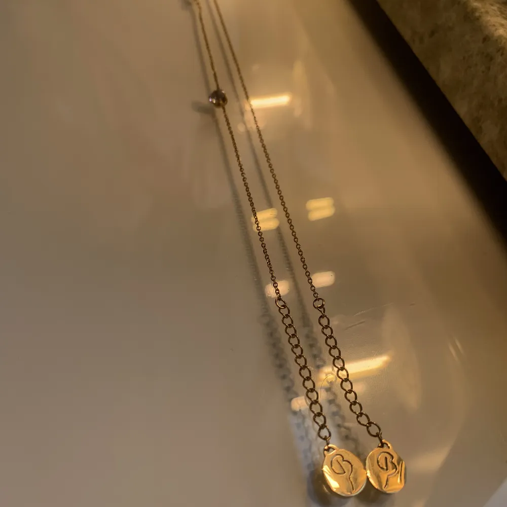 Ett väldigt fint set ifrån Edblad som innehåller ett armband & ett halsband i guld 💘Helt oanvänt för jag är mer av en silver person💗. Accessoarer.