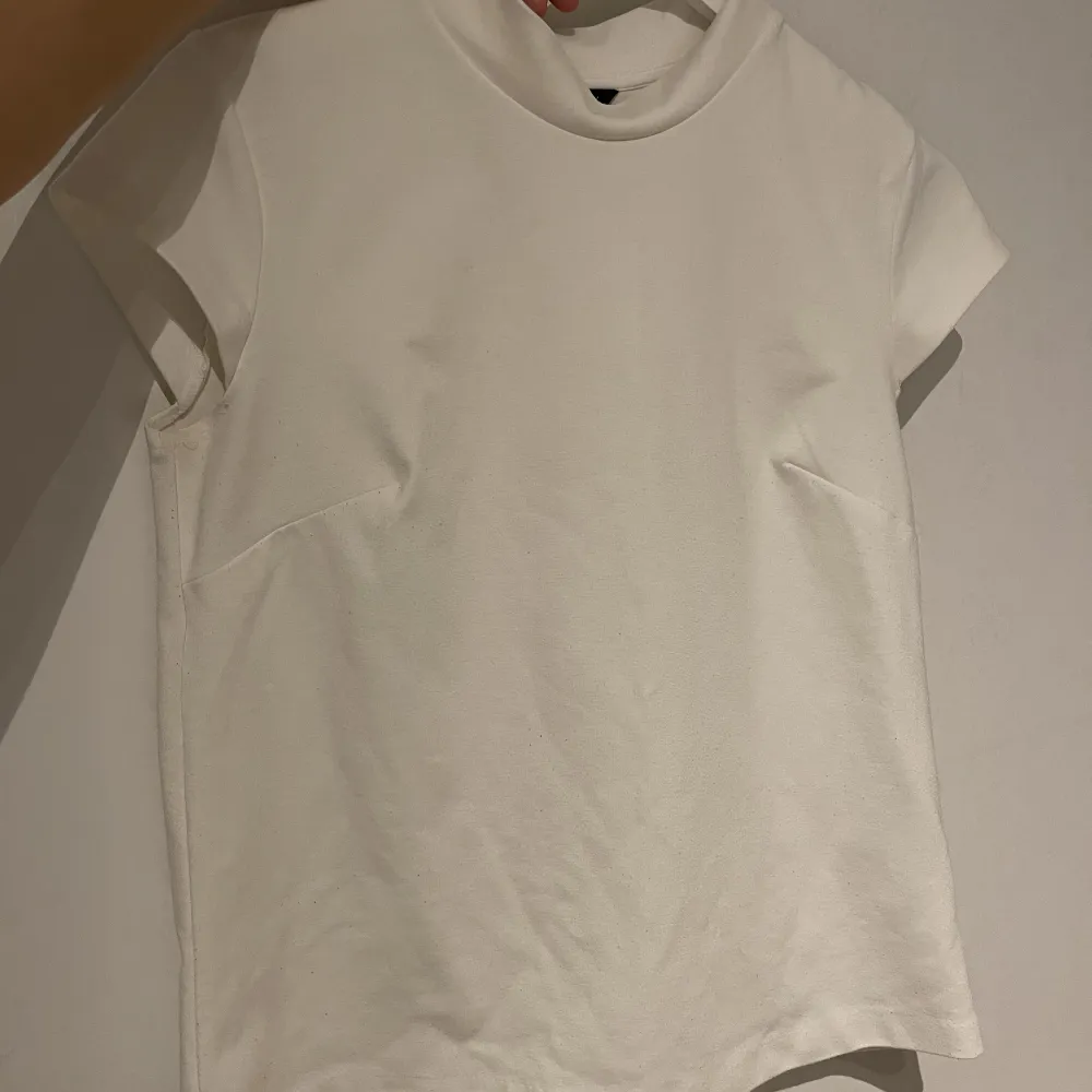 En vit tröja, den är i storlek xs/s och säljer den för 70 plus frakt.. T-shirts.