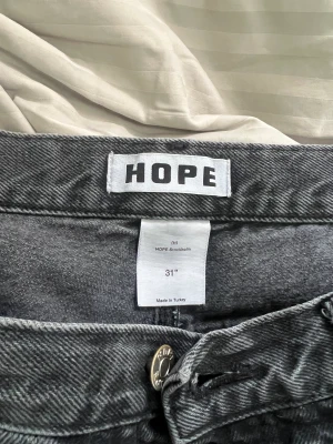 Hope rush denim - Väl använda Hope rush men finns mycket liv kvar. Säljer för att de är för stora. Hål i ena fickan men det sys enkelt ihop för hand. Inget som syns bara jobbigt att man inte kan använda den fickan