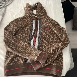 Burberry tröja - Äkta burberry tröja köpt i Spanien. Köptes för 7-8tusen säljer för 2500:- Storlek XS Hör av er!👍
