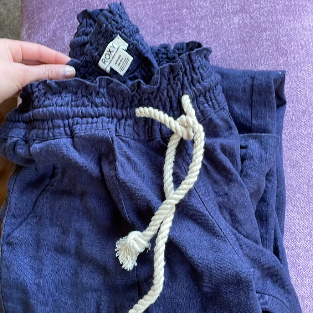 Intressekoll på mina marinblåa linnebyxor😊 pris 450kr (köpta för 600kr) inga defekter och köpta för nån månad sen så inprincip helt nya! Använda fåtal gånger  Hör av er om ni är intresserade. Jeans & Byxor.