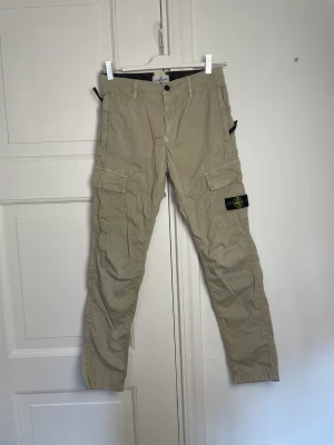 Stone island byxor  - Äkta Stone island byxor, få fläckar på framsidan, överlag bra skick, juniorstorlek 156 cm/12 år. om du har några frågor, fråga gärna❤️‍🔥