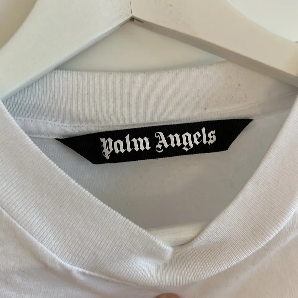 Palm angels T-shirt original kvitto finns. Nyskick köpt december 2022. Nypris 1700 kr säljes för 1000 kr. . T-shirts.