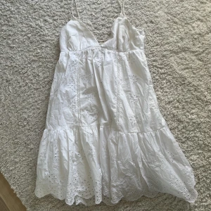 Zara klänning - Superfin populär vit sommarklänning från Zara, från förra året. perfekt till skolavslutning eller liknande. (Knyts i ryggen därav justerbara band) Klänningen är dubbla lager så att den inte ska vara genomskinlig! 