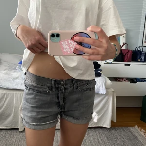 Vintage ACNE jeansshorts  - Så snygga vintage shorts, uppskattar storleken till S🖤🤍