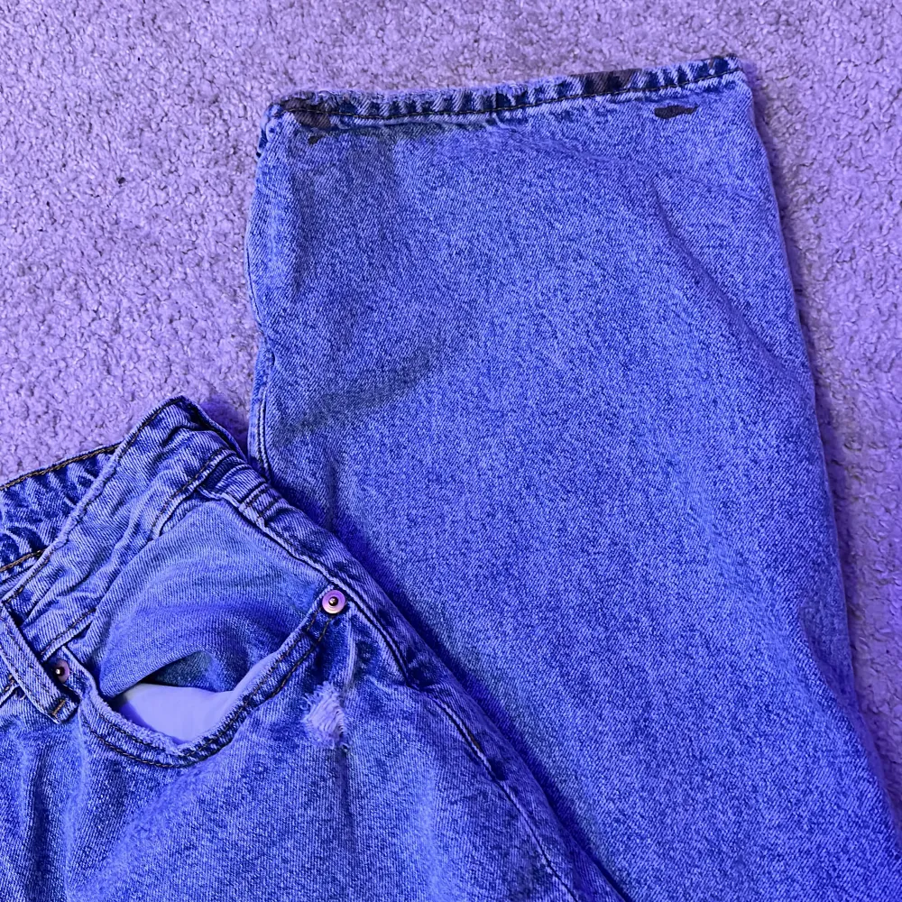 Jeans som är knappt använt, har liten fläck som ni ser på sista bilden. Pris kan diskuteras . Jeans & Byxor.