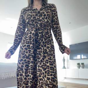 Långklänning i leopard mönster köpt på house of Belle. Klänningen är endast använd ett fåtal gånger.
