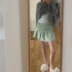 Grön kjol  - ljusgrön snygg kjol från Mango i storleken S. 💚Mycket bra skick!