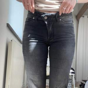 Hunkydory jeans, svarta och cropped. Frakt tillkommer och betalning sker via swish 🥰
