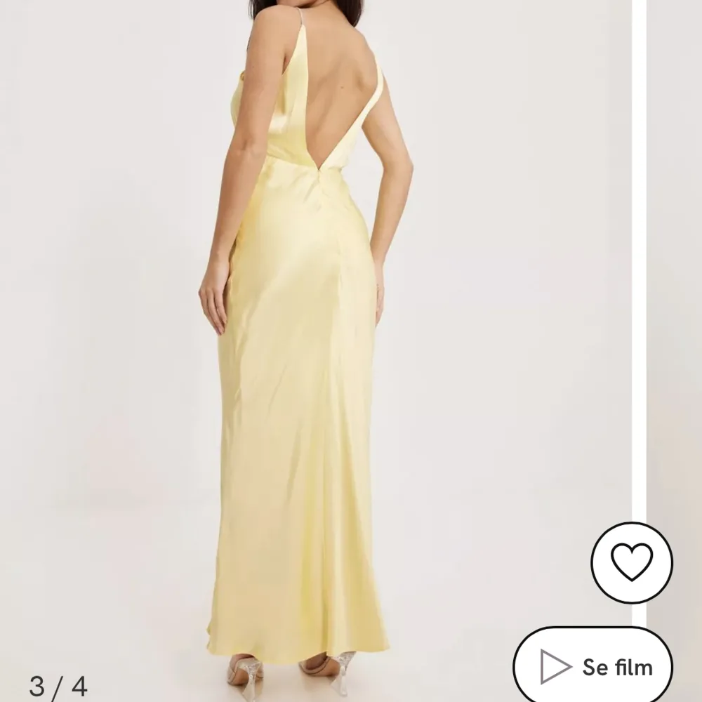 Säljer min gula långklänning från Nelly men som ursprungligen är ifrån Bardot (Capri diamonte slip dress). Den är endast testad och lappen är kvar, säljer då jag hittade en annan klänning. Superfin klänning och perfekt nu till Bal och sommaren.. Klänningar.