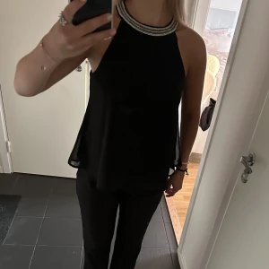 Topp - Snygg svart topp med krage 🖤