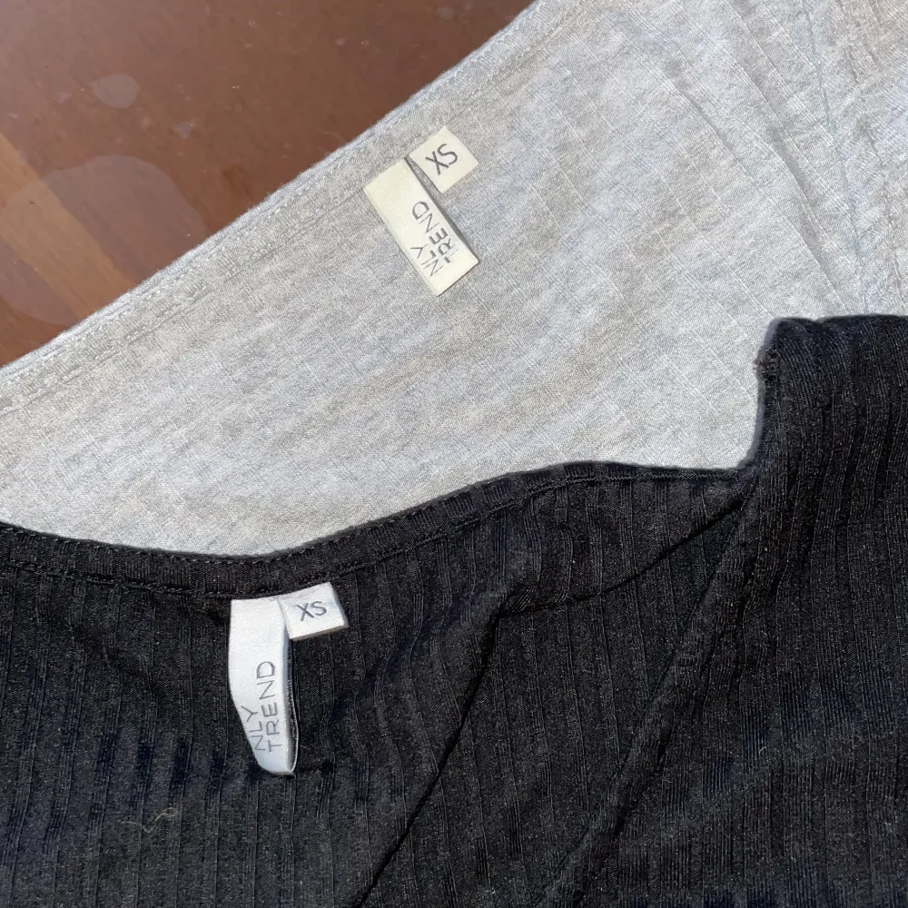 Långärmade tröjor i storlek xs båda två, båda är använda endast 1 gång. 1 st för 39, 2 st för 59kr. . Toppar.