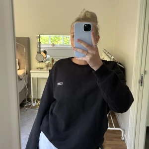 Sweatshirt - Svart sweatshirt från Iciw, använd fåtal gånger.