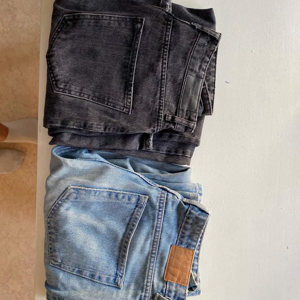 Mörkgrå jeans från GinaTricot i modellen IDUN 🤍 Storlek 34/36. Längd ca 32 i benen. Använda fåtal gånger.  Ljusblå jeans från Weekday i modellen ROW 💙 storlek 26/32. . Jeans & Byxor.