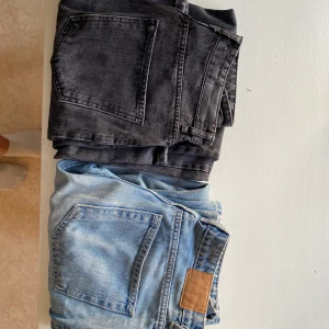 Jeans - Mörkgrå jeans från GinaTricot i modellen IDUN 🤍 Storlek 34/36. Längd ca 32 i benen. Använda fåtal gånger.  Ljusblå jeans från Weekday i modellen ROW 💙 storlek 26/32. 