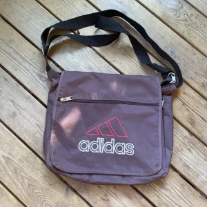 Adidas axelväska - Vintage adidas axelväska. Dm för bud