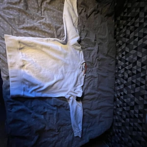 Stond island - vit - medium - äkta! - Hej säljer nu denna sommarfeta tröja nu inför sommaren till den som vill få många blickar mot sig samt ha en riktigt snygg och skön tröja på sig, aldrig använd och i väldigt gott skick Hör av er vid mer frågor/ funderingar! Kan frakta och mötas. Den är M