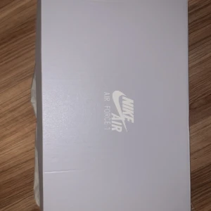 Air Force 1 - Air force 1 i storlek 42:5 som beställdes i fel storlek och som jag nu säljer. Har inte använt de någon gång helt nya!