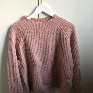 Tjock tröja❤️ - Säljer denna jättesöta tröjan från lager 157, säljer så den inte kommer till användning, perfekt till sommar kvällar🌅🌄ny priset är 150kr