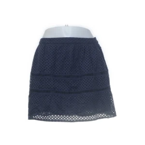 Mörkblå kjol från superdry  - Säljer mig kjol från Superdry då den är för stor för mig💓 Köpt second hand men aldrig använd av mig och är i mycket bra skick!