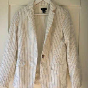 Vit/blå linnekavaj - Linnekavaj från Lindex. Använd Max 5 gånger är i väldigt fint skick och perfekt till sommaren. Storlek 36. Köparen står för frakt, hör av er vid fler frågor. 