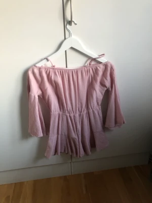 Blus - Säljer denna jättesöta blusen då den inte kommer till användning❤️den har utsvängda armar och en härlig rosa färg 🎨 Den är i 152 men passar mig som har smal❤️