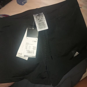 Adidas badbyxa - Helt nya baabyxor