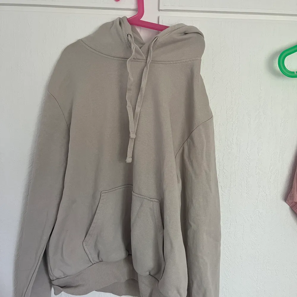 Säljer en beige hoodie🤍anvönt fåtal gånger . Tröjor & Koftor.