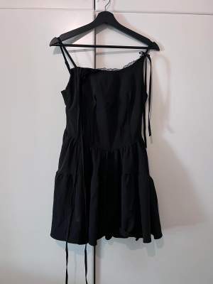 En supersnygg klänningen som jag har köpt i appen YesStyle nu är den slutsålt och hade köpt den för 375. Den är i nyskick sälja den pga för liten🥹