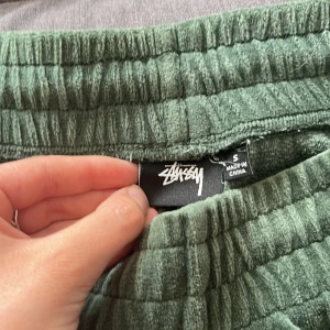 stussy shorts i froté! - Fina äkta stüssy shorts köpta på hemsidan. Tyget är frotte/frotté liknande. Pris är diskuterbart!