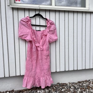 Smockad klänning - Klänning med smock från zara. Storlek M. 