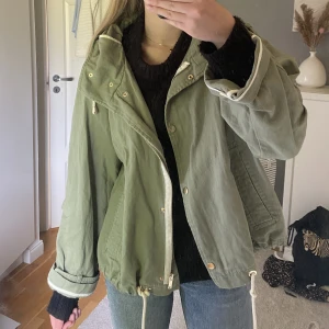 Grön jacka från zara - Säljer då jag har liknande och inte får användning, den är storlek XL men sitter snyggt oversized på mig som har S i vanliga fall❤️