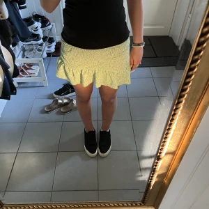 Kjol - Säljer min fina kjol för att den ej kommer till användning längre, den är grön med lite blommor på❣️