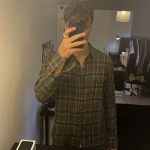 Saint Laurent flannel  - Saint Laurent flannel western  skjorta strl Xl men sitter mer som en large   Nypris 4000+  Mitt pris 1500:- 