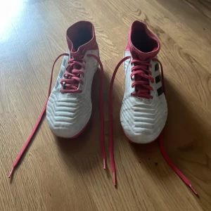 Fotboll skor  - Dem här fotbollsskorna har varit jätte sköna i ett halvår men sen har jag växt ur dem 