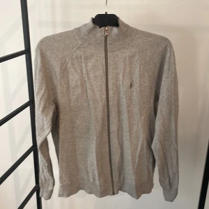 Zip tröja från Ralph lauren - En jätte bekväm ziptröja från ralph lauren i storlek M  Skick 9/10 