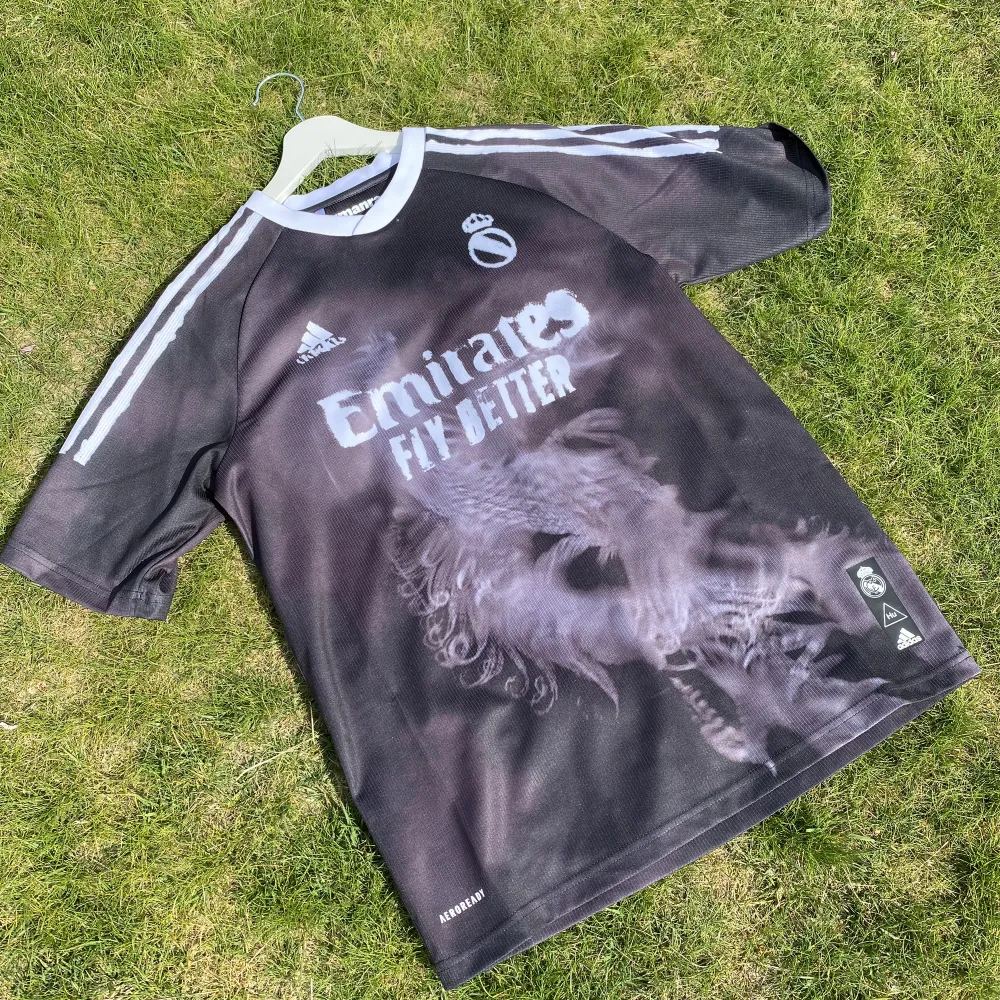 Real Madrids special edition tröja från säsongen 2020-21. Det är ett samarbete med Humanrace och är en remake av Yohji Yamamotos tröja från säsongen 13/14. Storlek: 176 boys( passar som en vanlig small/medium) Skick: 9,5/10 Undrar du något skriv till mig.. T-shirts.